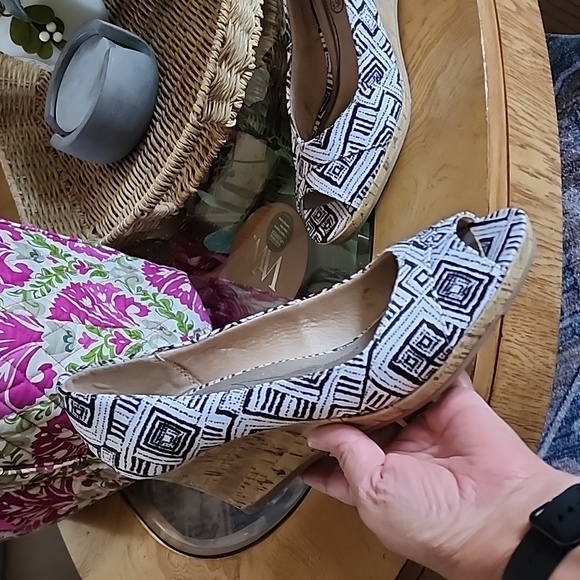 Lifestride Ladies Wedge Espadrilles Open Toe Black and White Shoes Size 9.5 - Picture 2 of 2